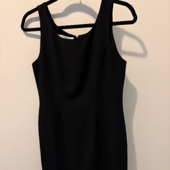 Simple, elegant black dress - Picture 2 of 5